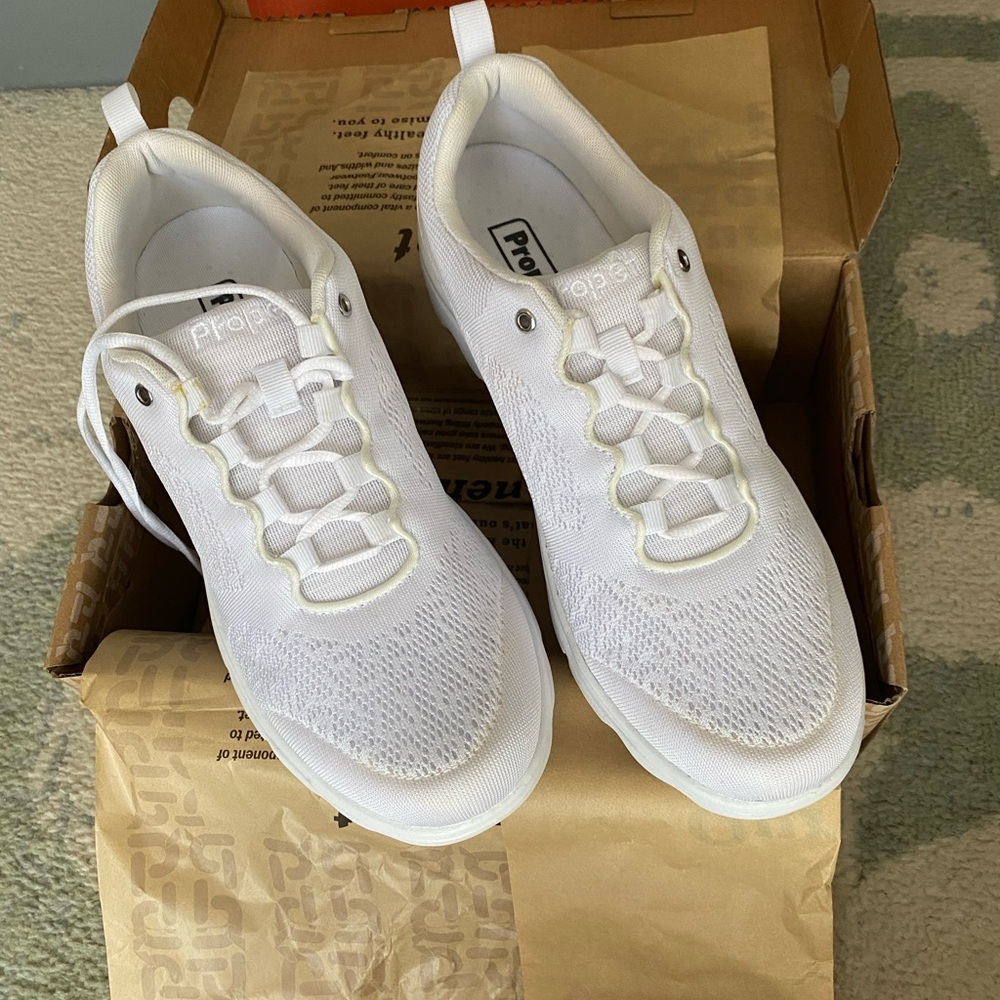 Women’s white gym shoes size 10 AA narrow propet